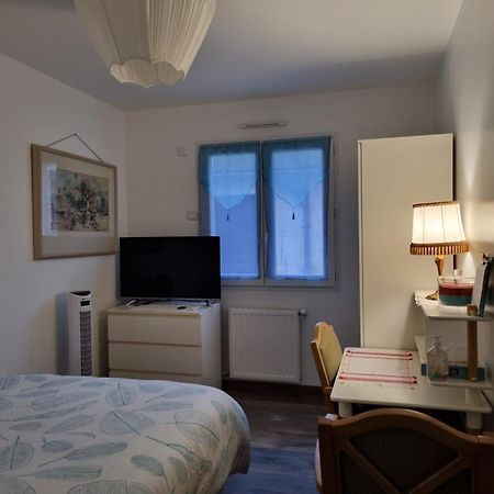 1 Chambre Pour 2 Personnes "Chez L'Habitant" Maison Possede Un Petit Chien Quincy-Voisins Luaran gambar