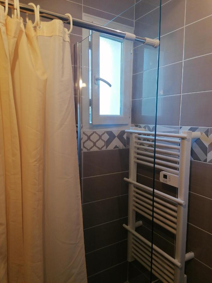 1 Chambre Pour 2 Personnes "Chez L'Habitant" Maison Possede Un Petit Chien Quincy-Voisins Luaran gambar