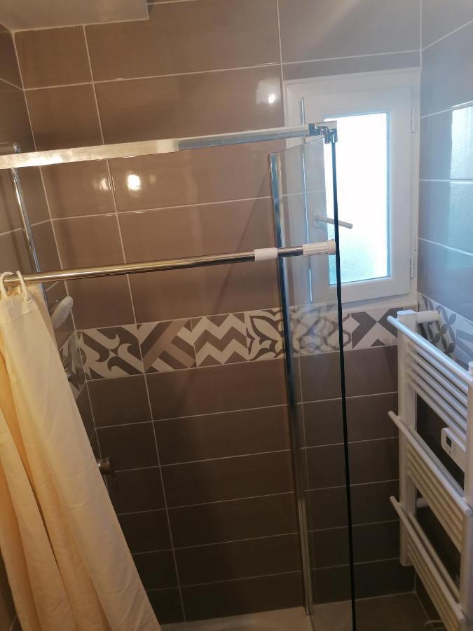 1 Chambre Pour 2 Personnes "Chez L'Habitant" Maison Possede Un Petit Chien Quincy-Voisins Luaran gambar